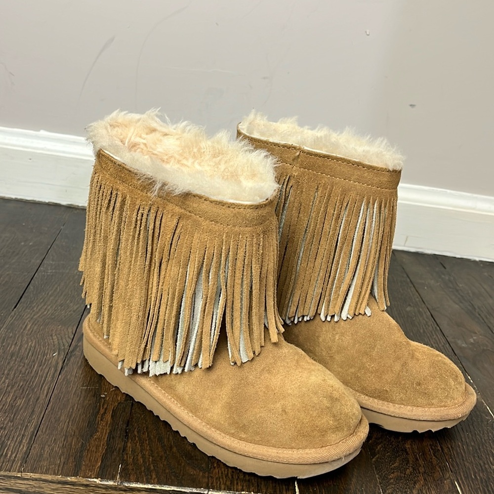 Ugg classic short fringe suede boot